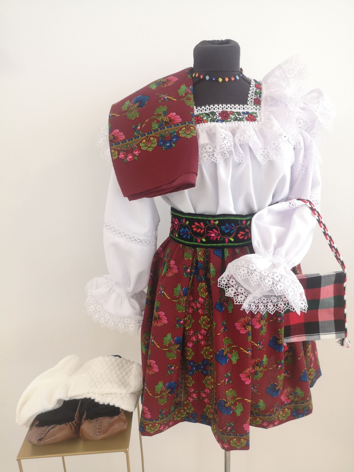 Costum popular complet pentru fete de Maramures