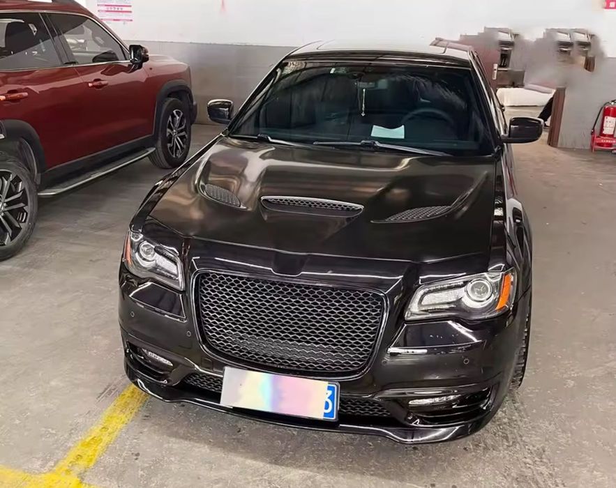 Тунинг преден капак Chrysler 300 SRT