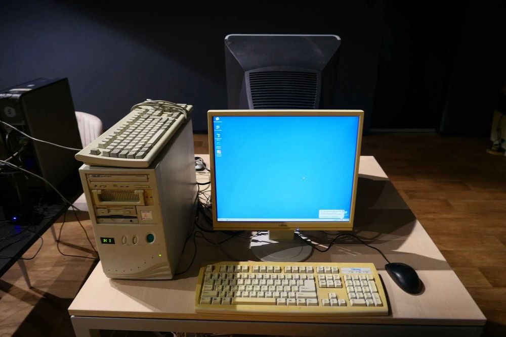 Inchiriere Decoruri TV Tub CRT Retro Radio Vintage PC Games LAN Jocuri