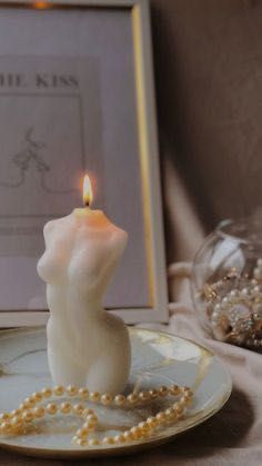 Свещи във формата на тела