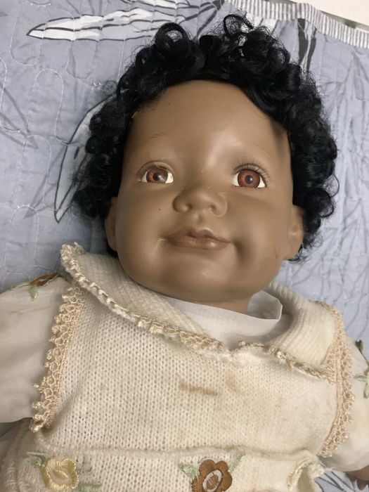 Кукла фарфоровая.