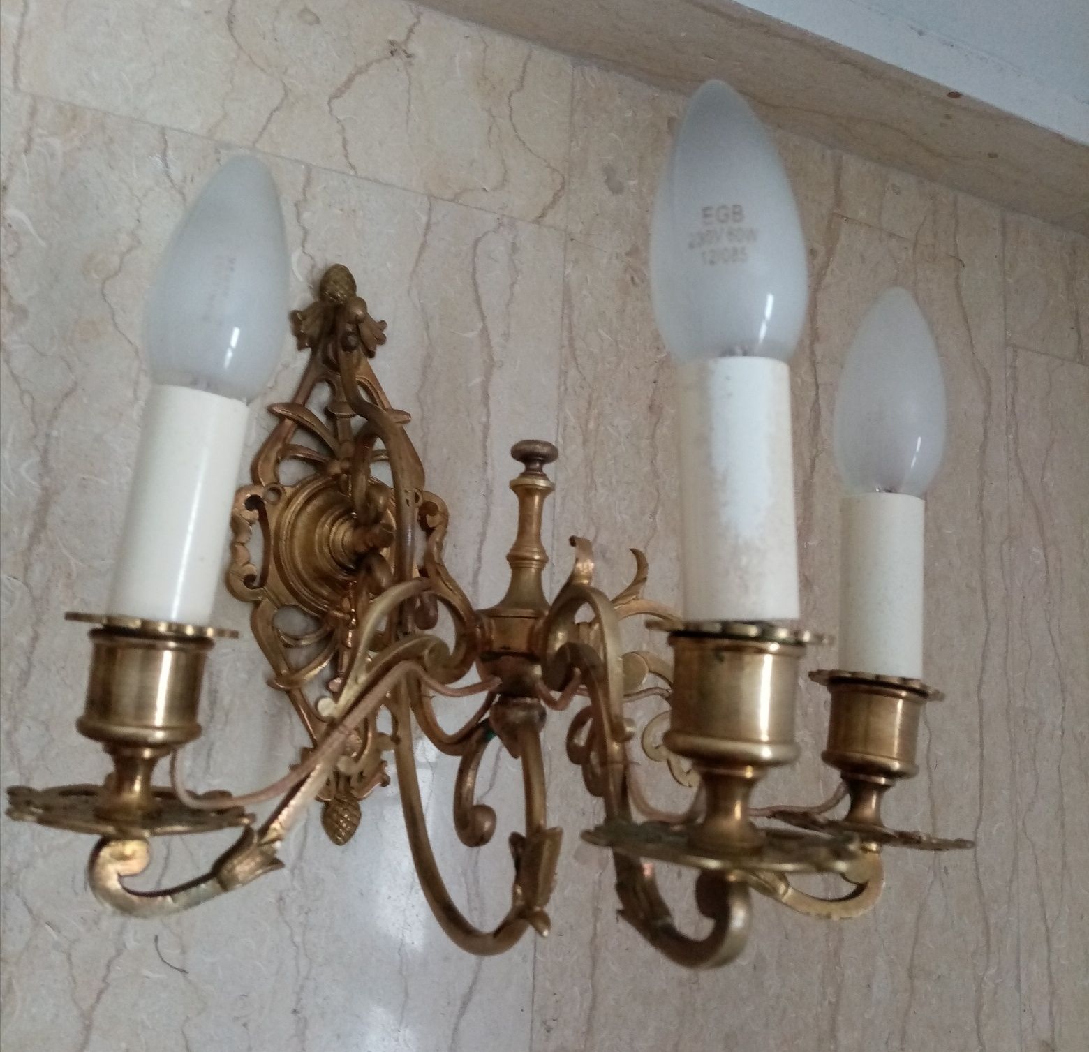 Eleganta pereche de aplice cu 3 brațe de dimensiuni impresionante din