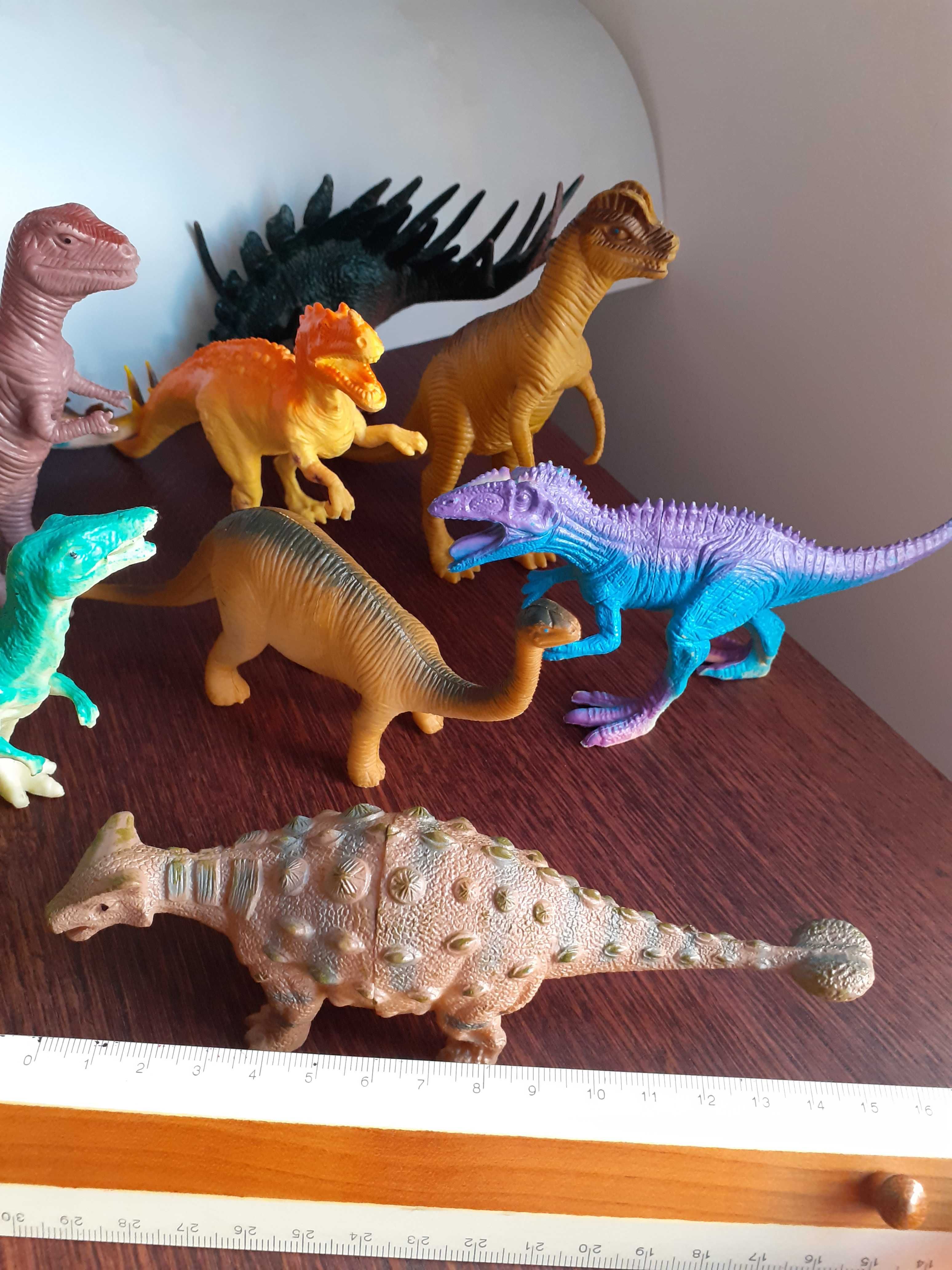 Dinozauri de jucarie