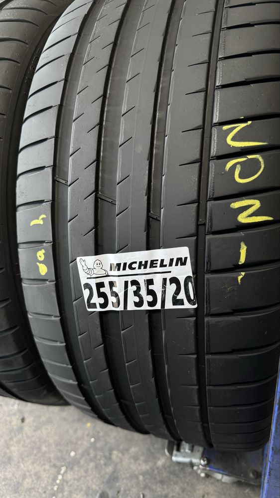 255/35/20 michelin