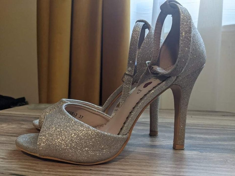 Vand sandale / pantofi / tocuri pentru evenimente 37