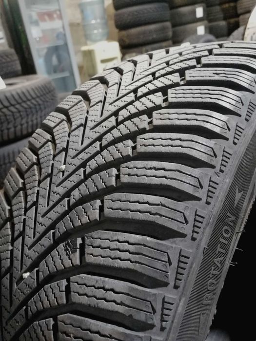 ПРОДАВАМ 2БР ЗИМНИ ГУМИ 205/50/17 40лв