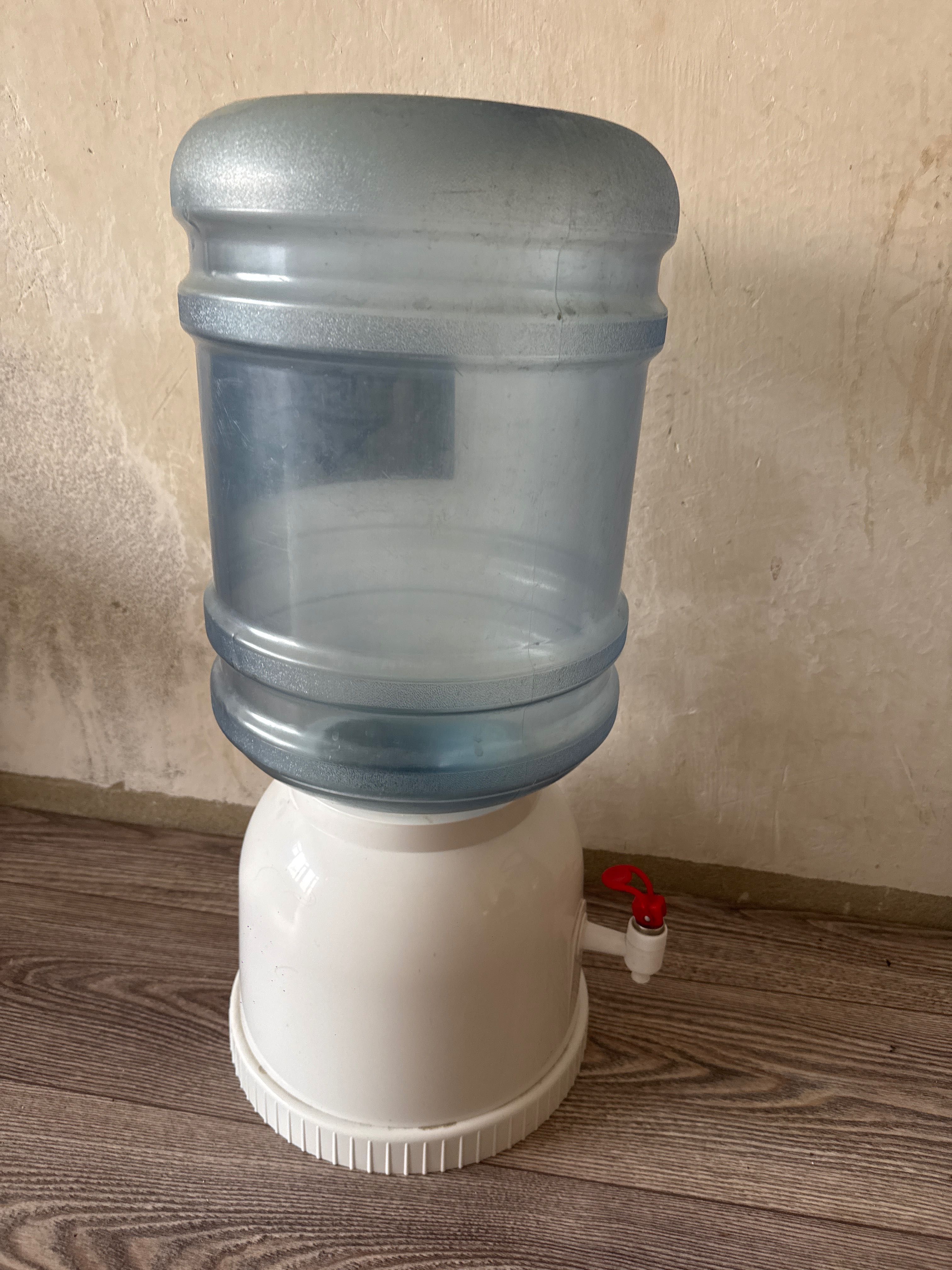 Кулер для воды с бутылем