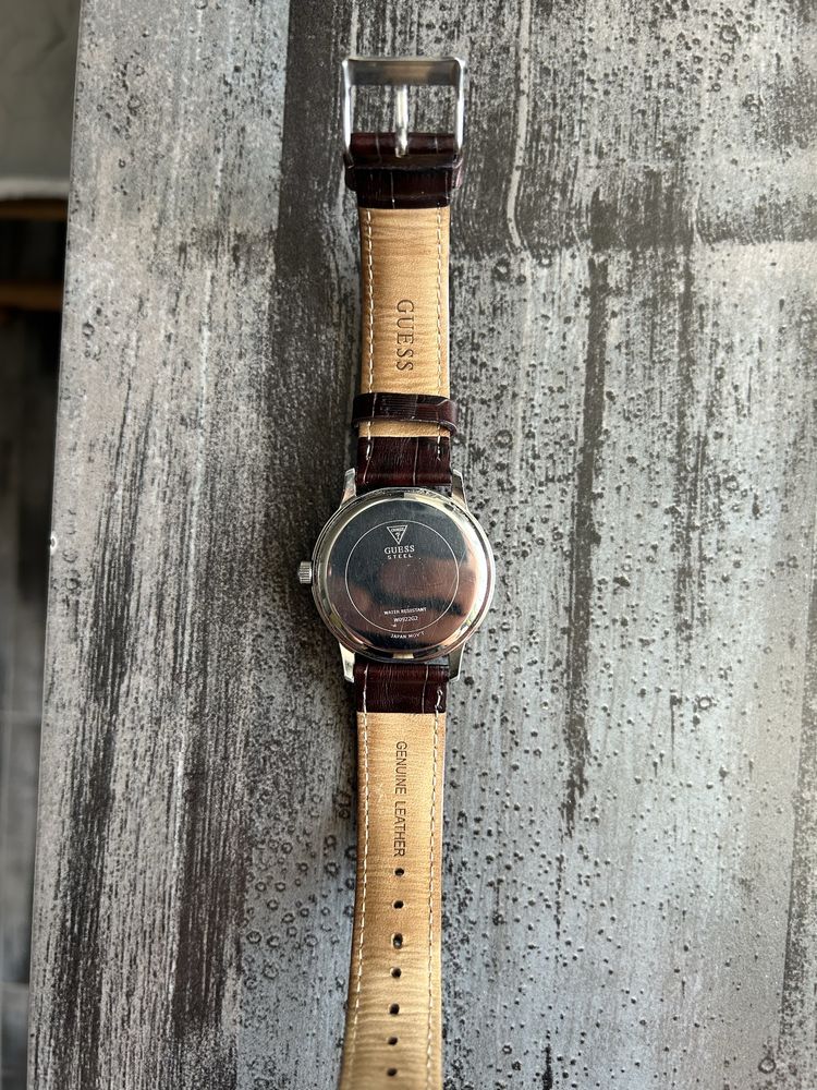 Часовник Guess.