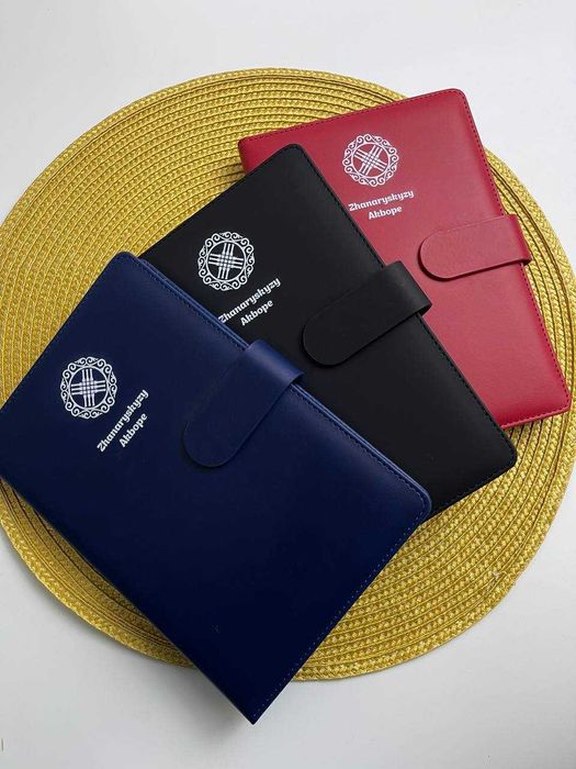 Корпоративные новогодние подарки — именные блокноты в трёх цветах