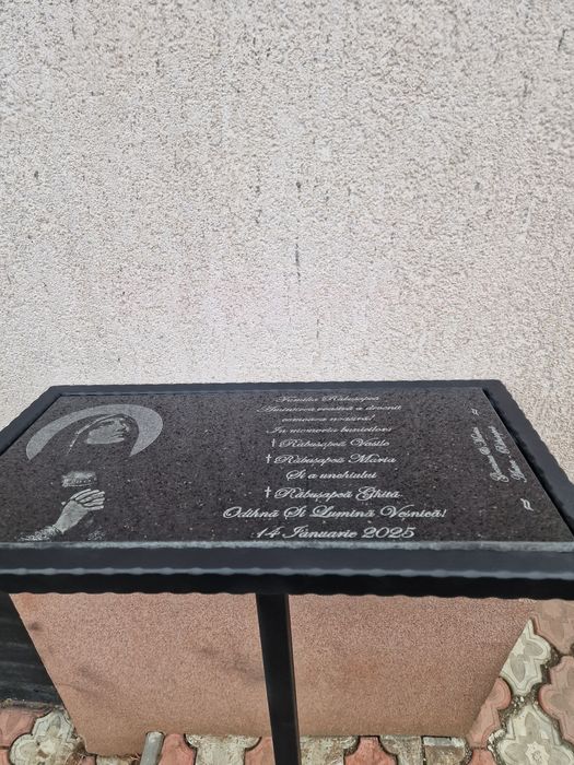 Masa granit , cimitir , cruce , gardut felinar fotogravura pe granit