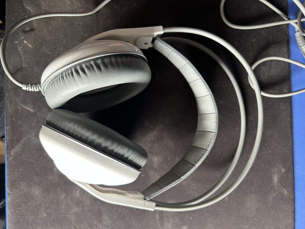 Casti bowers & wilkins si AKG