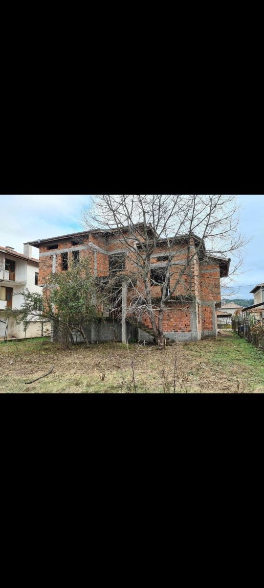 Продава се къща  във  гр хаджидимово на тиха и спокойна улица Само на