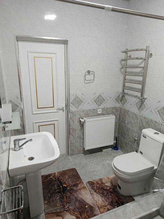 Уй сотилади.16 қаватли уйнинг 2 қаватида