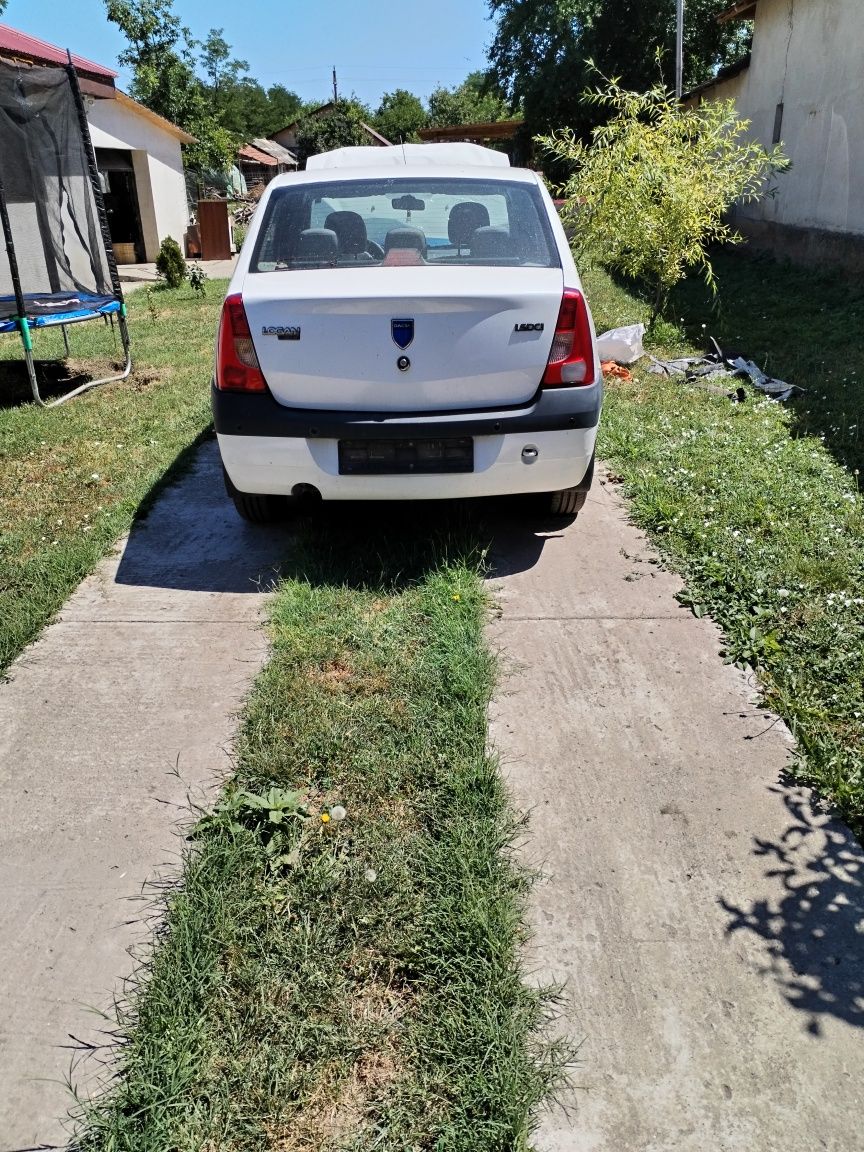 Dezmembrez Dacia Logan