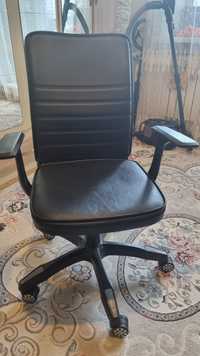 Кресло офисное в хорошем состоянии