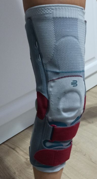 Orteza genunchi mobila profesionala Bauerfeind Softec Genu