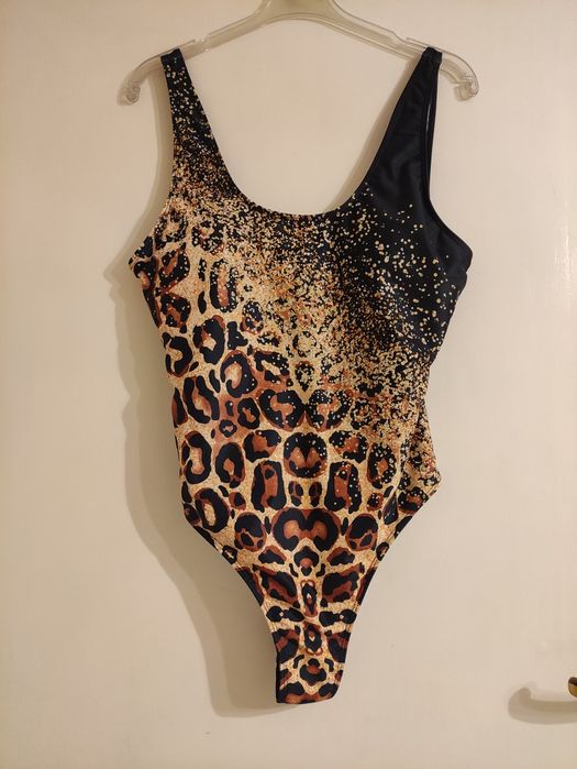 Продава се: бански костюми и рокли