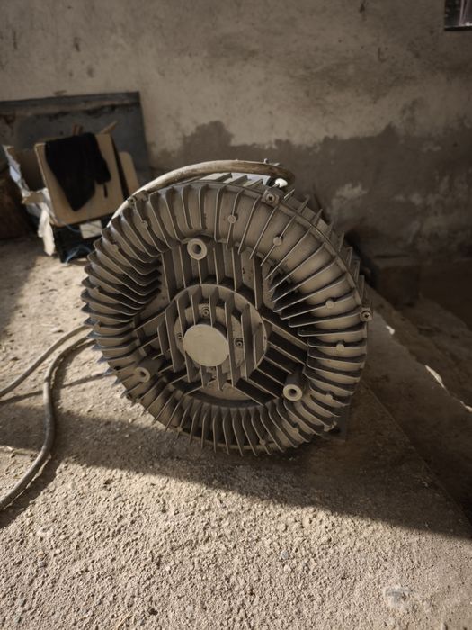 Produsul din imagine este o pompă de vid/suflantă cu canal lateral