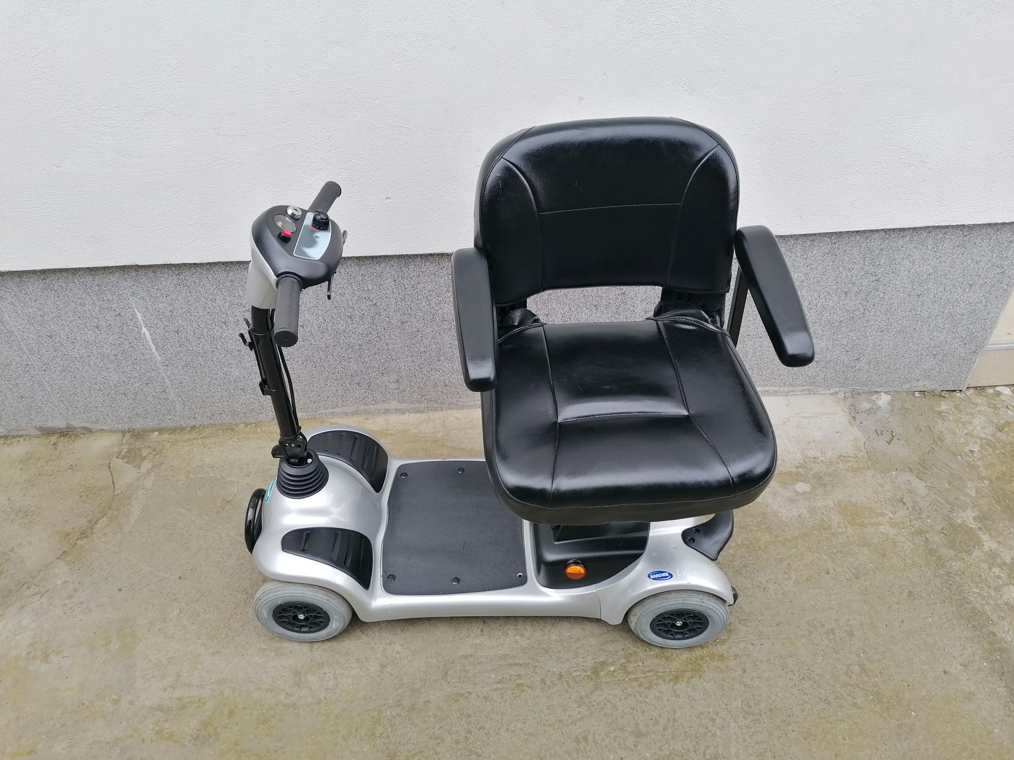 Cărucior scuter electric pentru persoane cu dizabilități