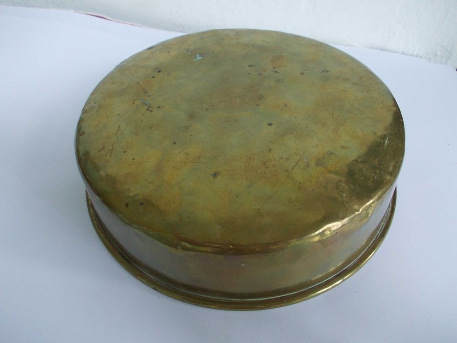 vas vechi din alama cu capac