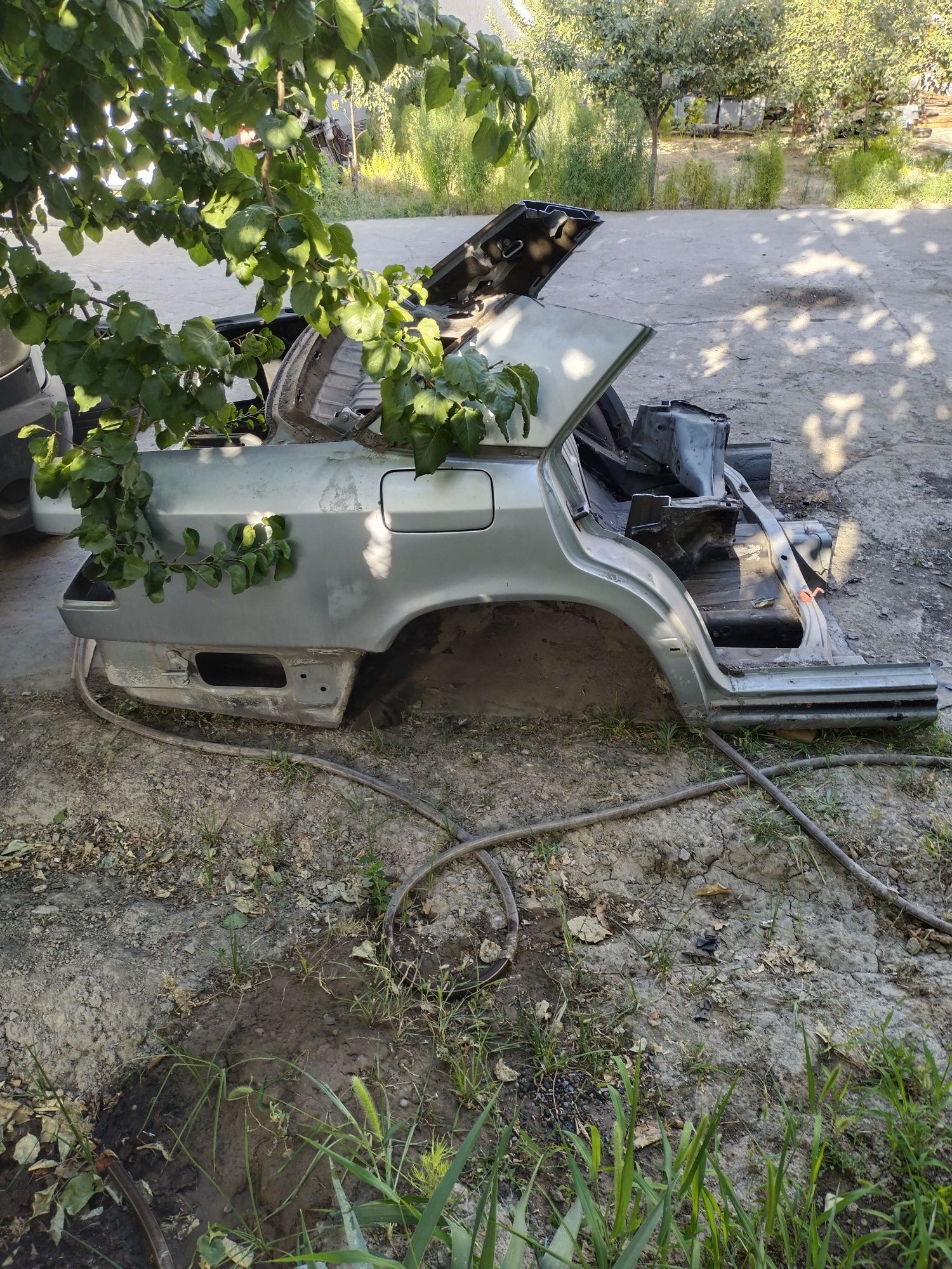 W124 ga kuzov orqa qismi