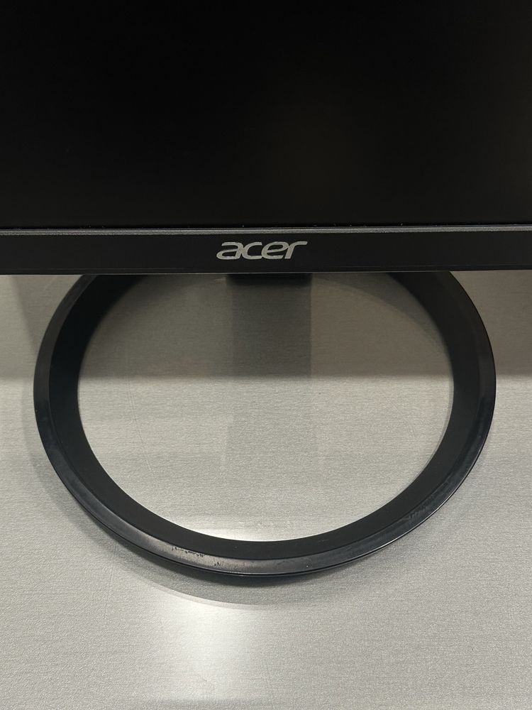 Продавам монитор Acer R271