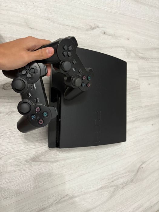 Consola PS3 SLIM, 2 controllere si o colectie de 13 jocuri