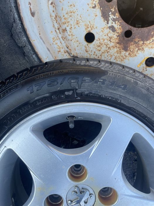 Предлагам гуми със джанти 14 и 15цола за пежо