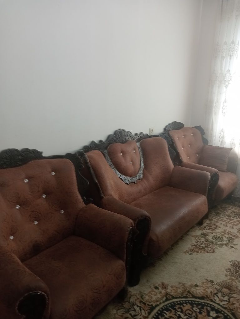 Продам срочно диван и кресло