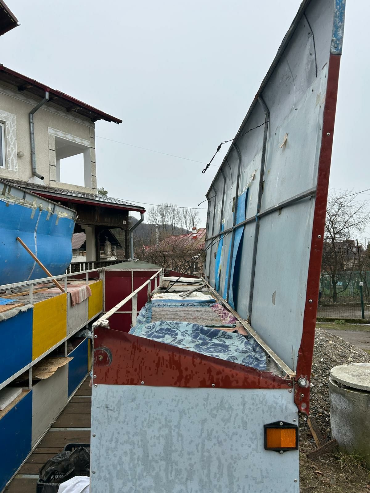 Rastel apicol cu cutii si scule de lucru