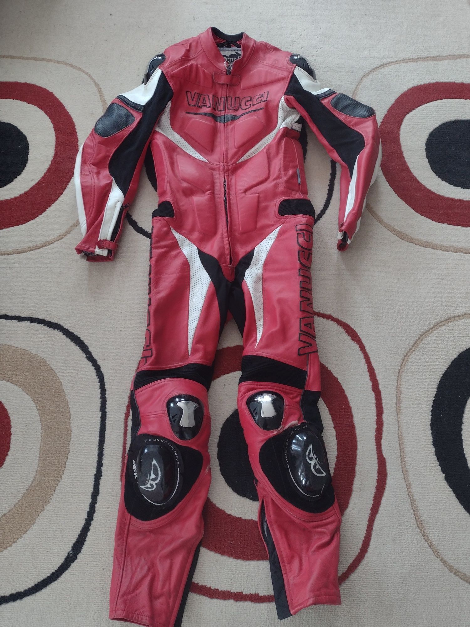 Costum moto Vanucci și genunchiere moto.