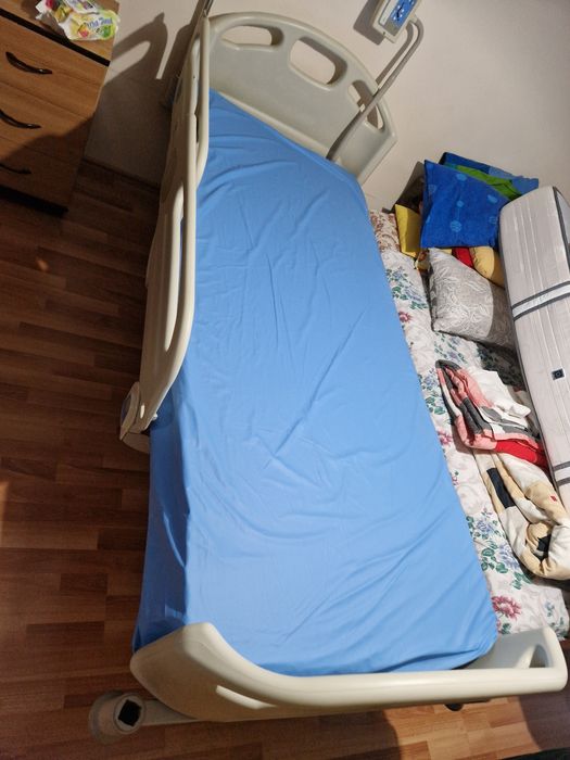 Vand pat mecanic pt persoane imobilizate la pat