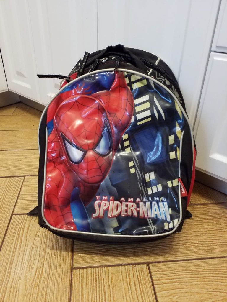 Ghiozdan Spiderman, compartimente interioare,impecabil.