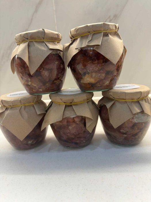 Тушеная конина, говядина в стеклянных банках (840 гр.).
