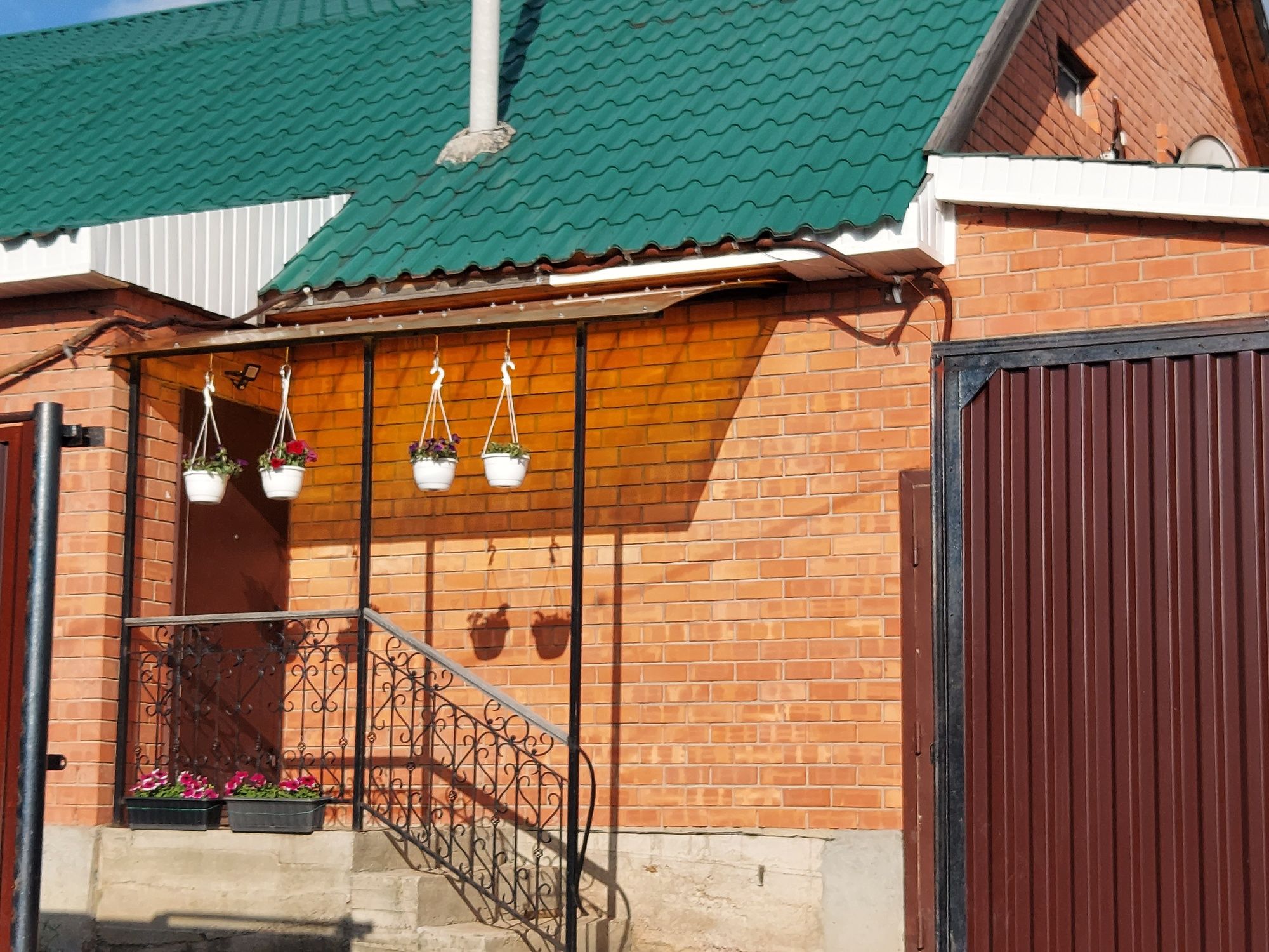 Продам коттедж 2 уровня.Рядом лес и горы 100 метров от дома.