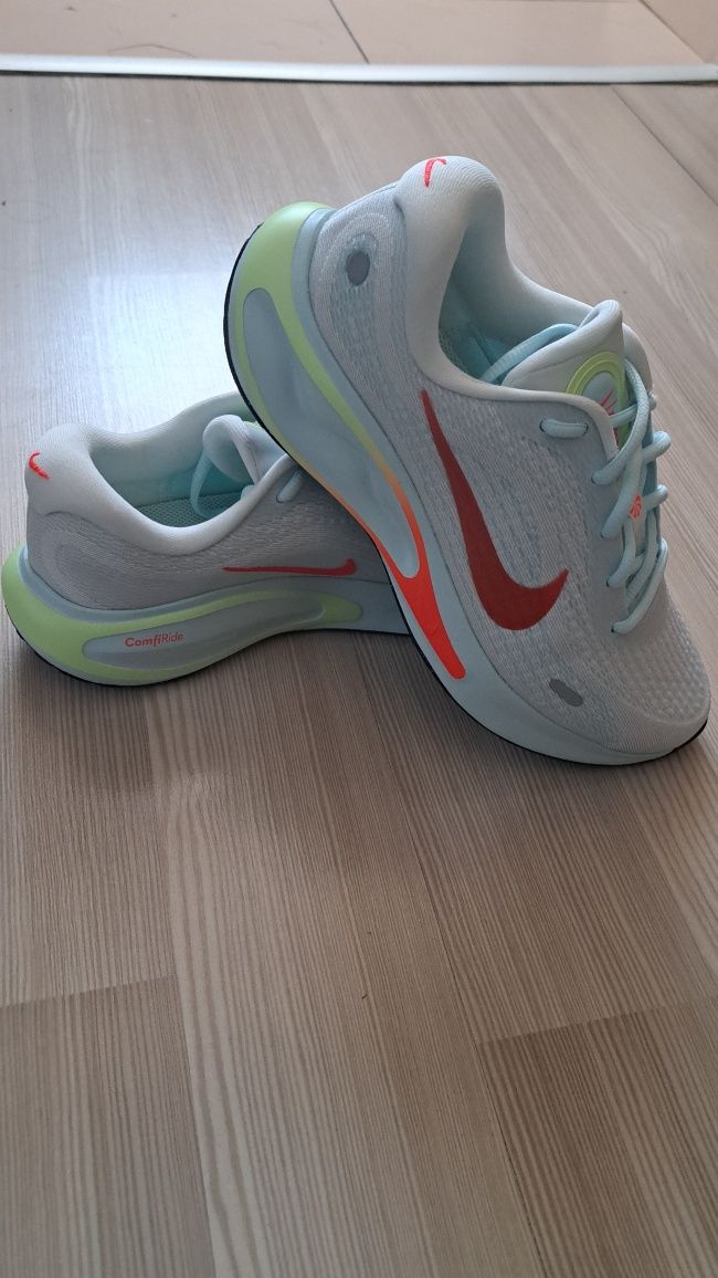 Оригинални дамски маратонки Nike