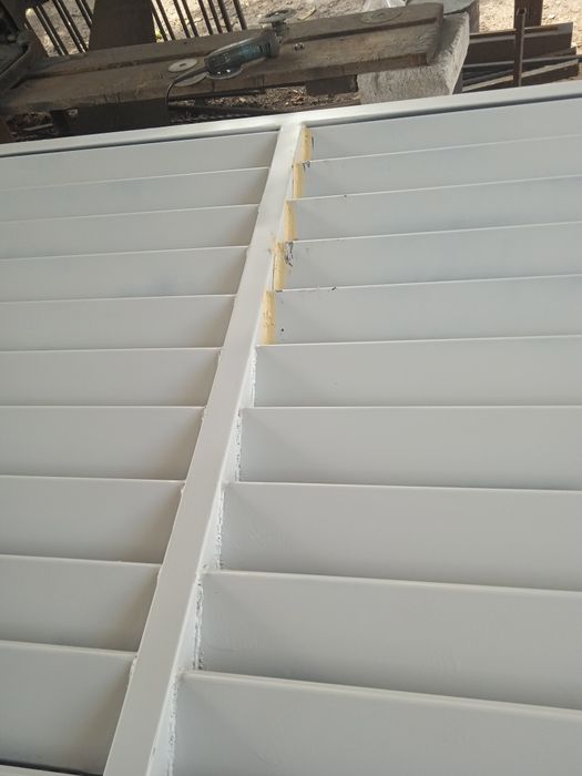 Plase jaluzea și porți..