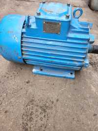 Vînd motor 5,5kw  380v 900rm nou