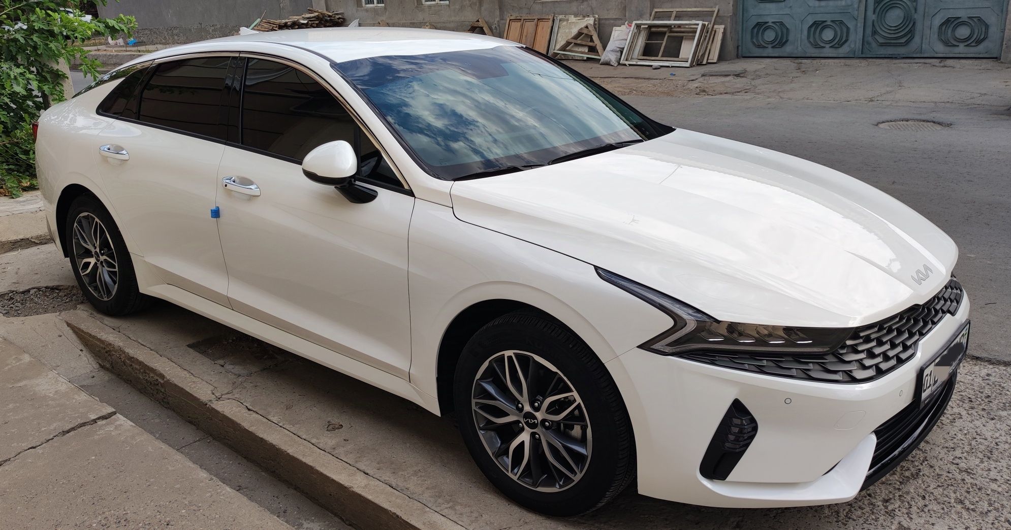 Kia K5 Luxe light