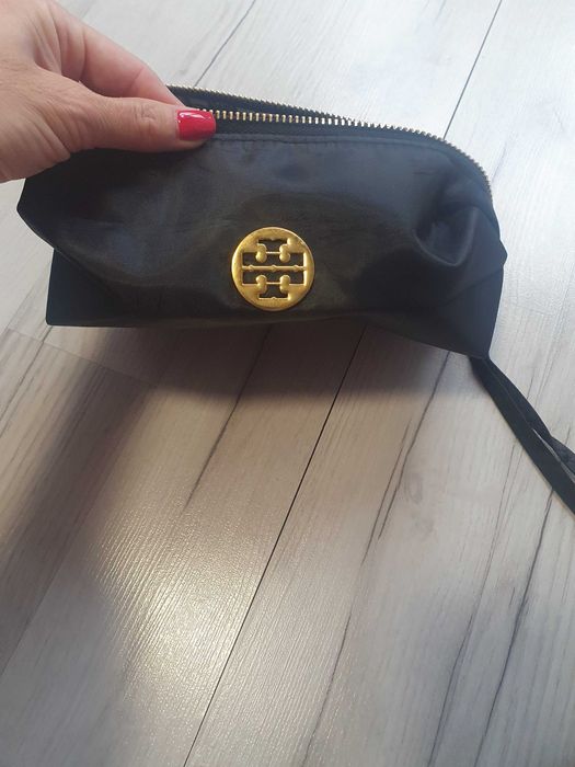 Tory Burch несесер може да се използва и като портмоне. Нов