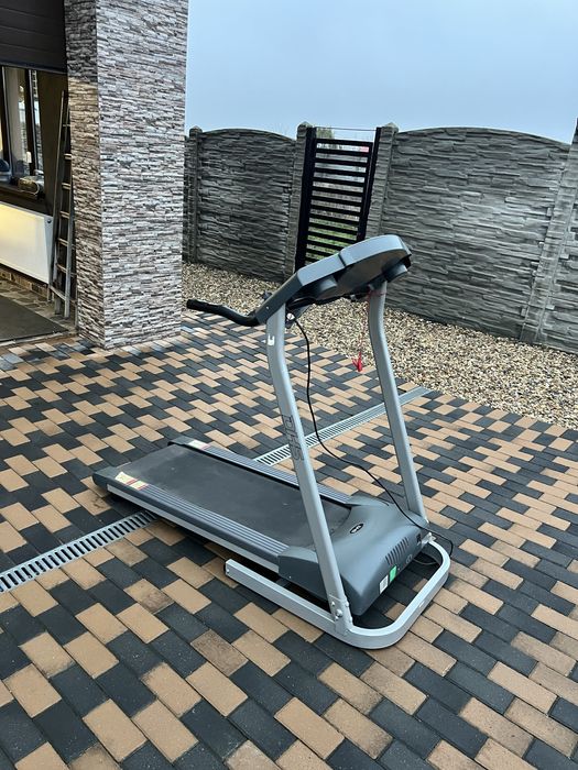 Banda alergat aproape noua