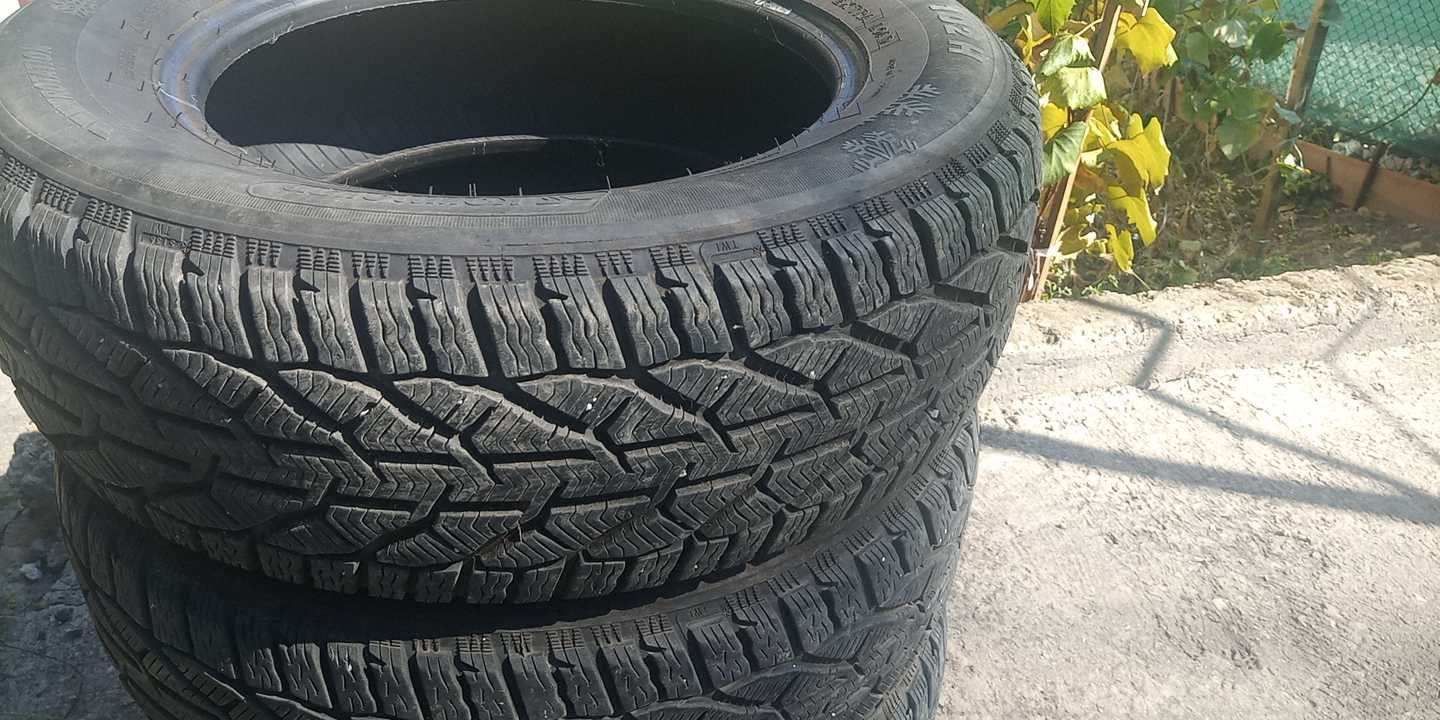 Гуми в отлично състояние - зимни 215/65/16 SUV