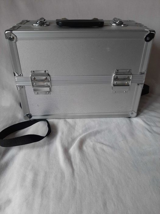 Метален куфър за фотоапарати и фотографска техника