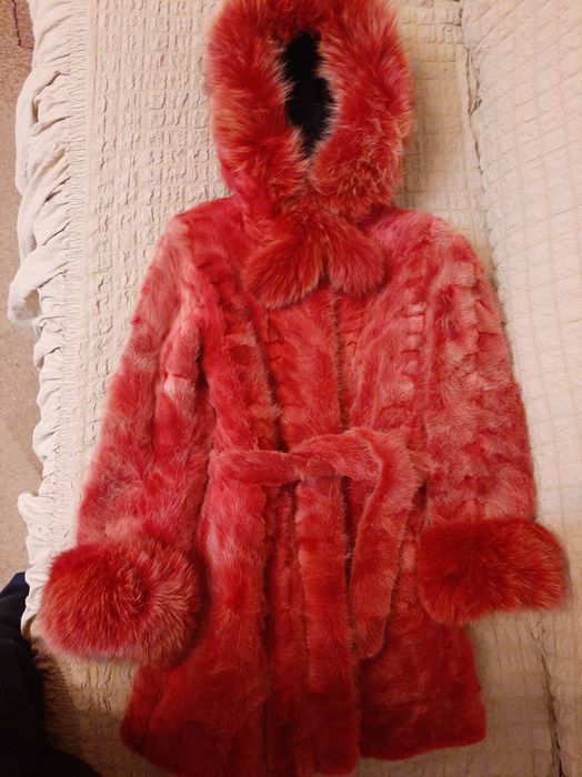 Шубка норковая с отделкой  песцом, очень тёплая.,детская