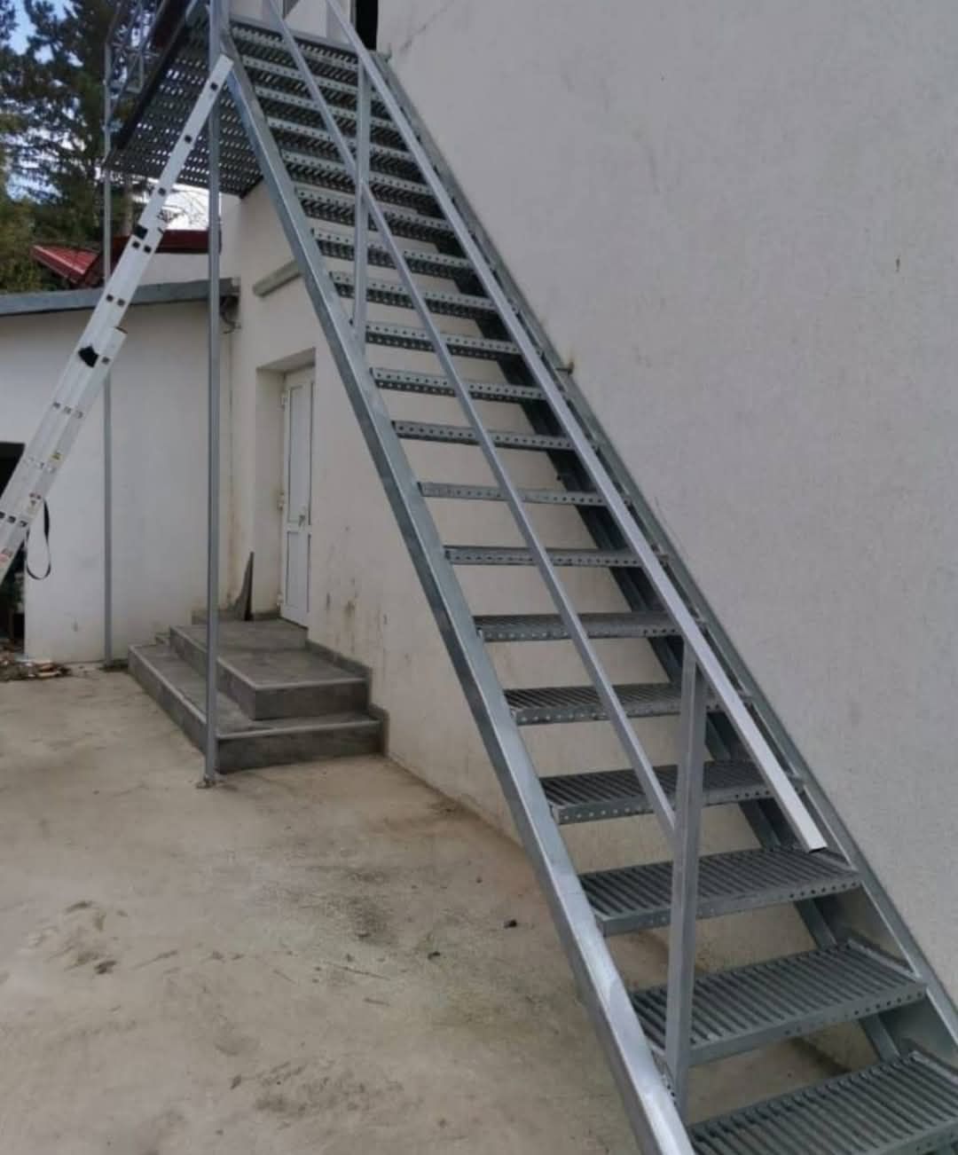Scări metalice zincate la orce demisiunie și la ce mai bun preț pentru