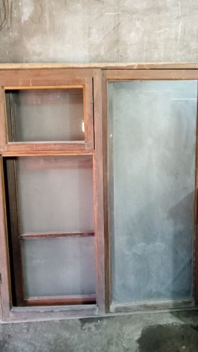 Старая мебель, диван, окно деревянное.