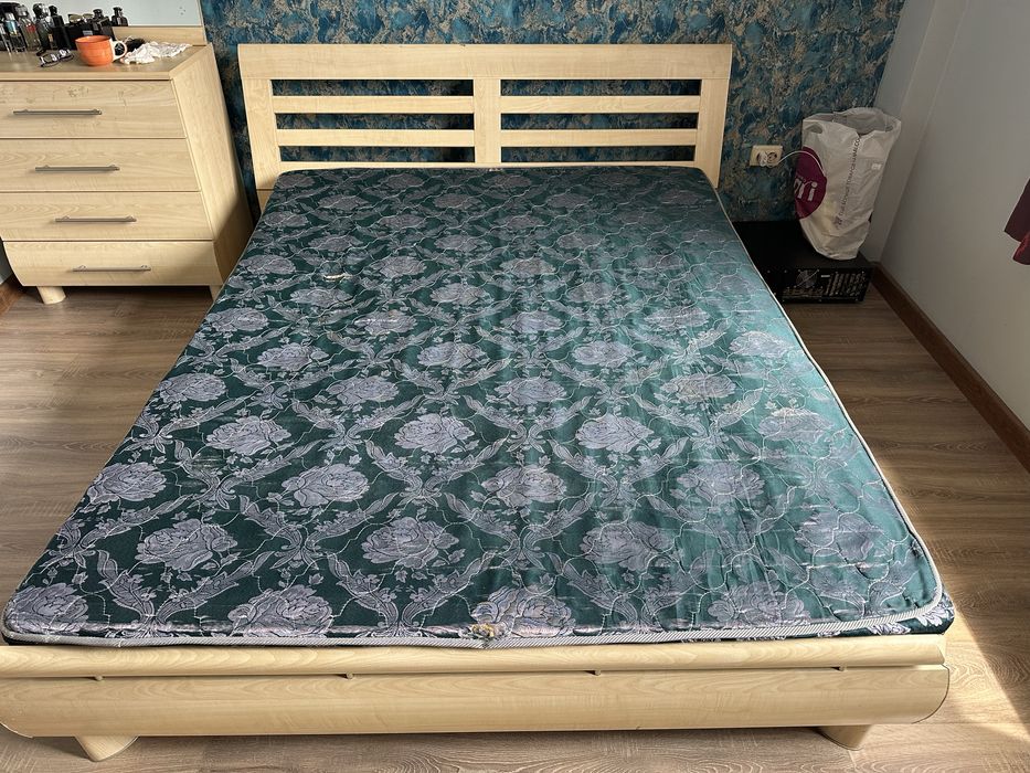 Продам кровать двухспальная, комод и зеркало