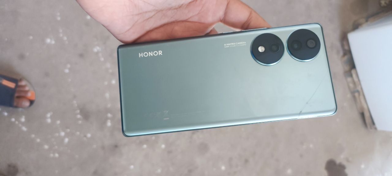 Honor 70 8/256 holati zur srochni sotiladi