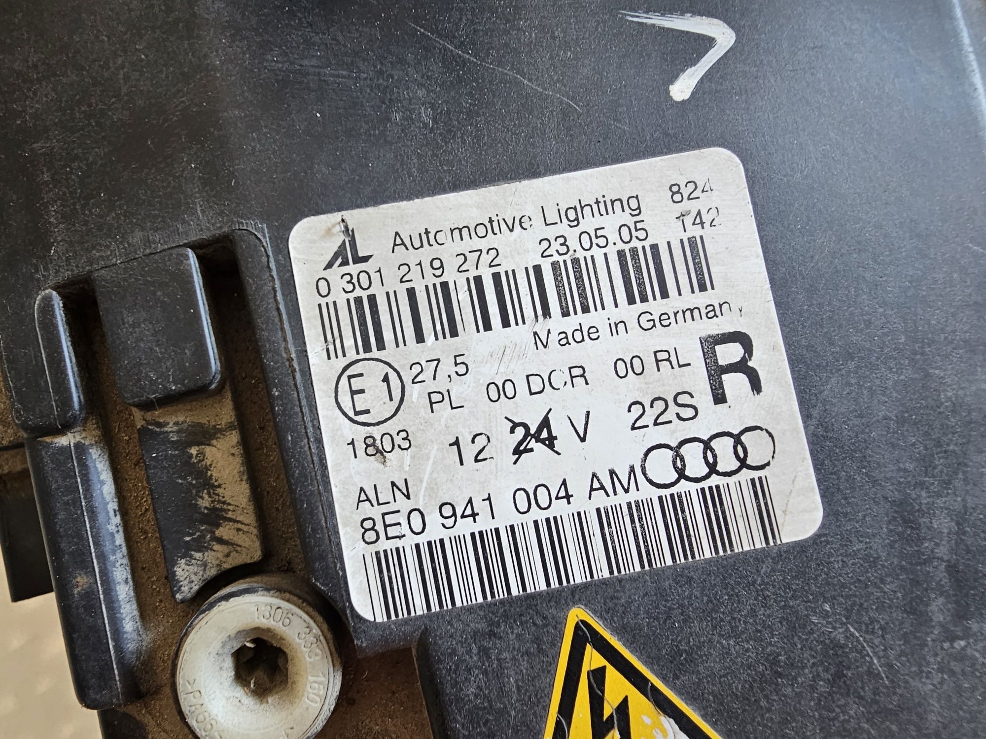 Far dreapta xenon Audi A4 B7 dupa 2005 cod 8E0941004AM