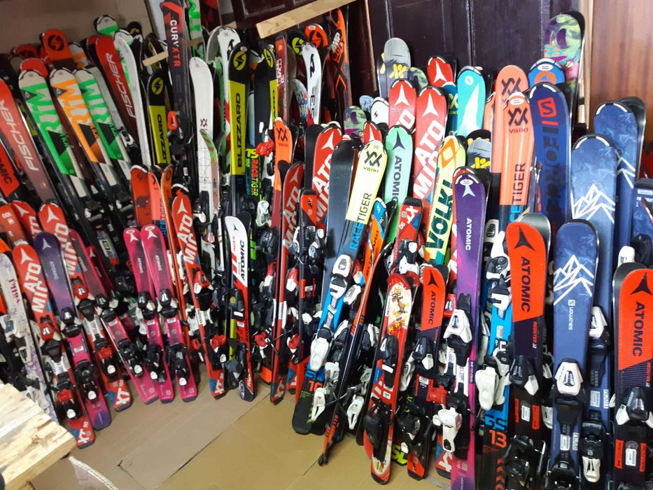 Schiuri copii adulți skiuri începători intermediari